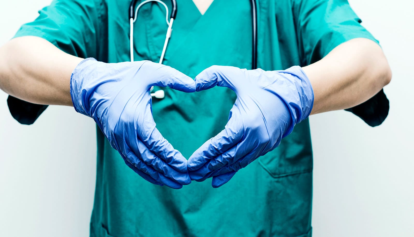 Любовь с врачом. Врач с сердечком. Сердце медицина. Сердце в руках врача. Доктор с сердцем в руках.