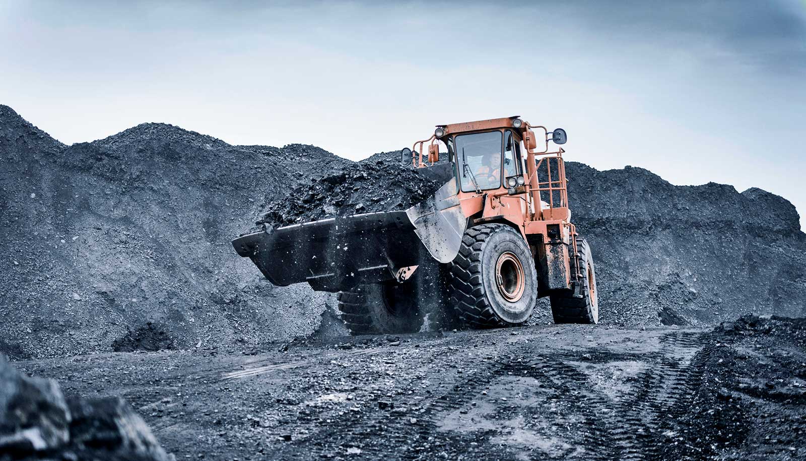 Организации угольной промышленности. Угольная промышленность. Добыча угля. Угольная гора. Машина с углем.