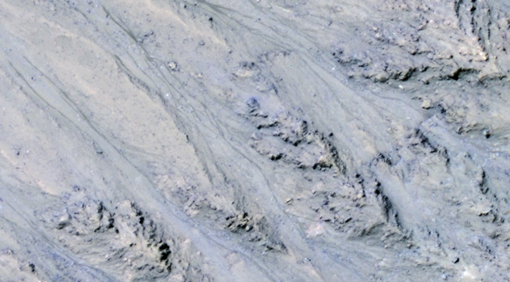 dark streaks on Martian slope