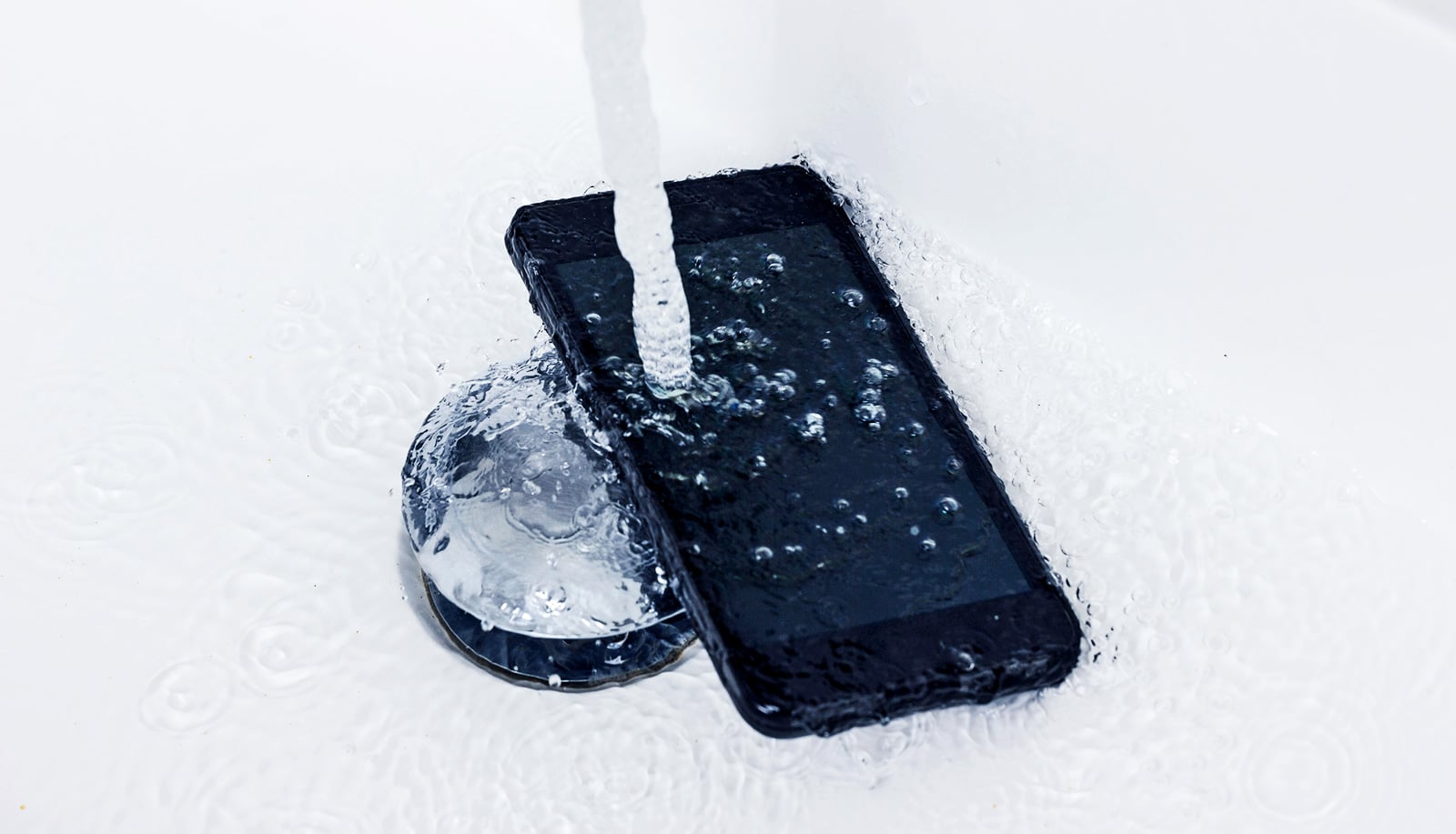 Смартфон упал в воду. Падающий телефон картинка. Смартфон упал в воду на зарядке.