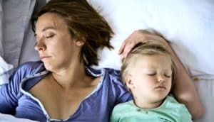 mom and child co-sleeping