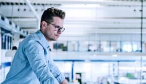 manager looking down on workers (narcissism concept)