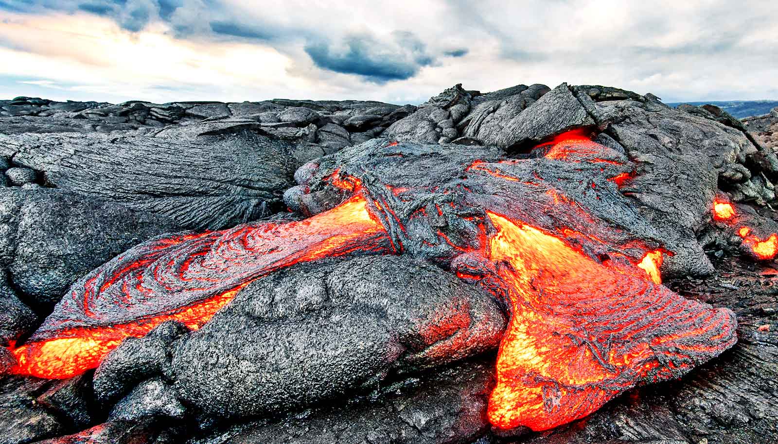 Руби руби лава лава. Застывшая вулканическая лава. Вулканическая лава камень. Застывшая лава камень. Застывшая магма камень.
