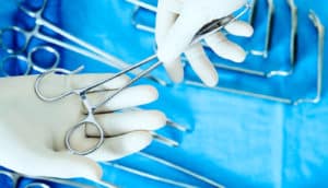 surgeons sharing tools