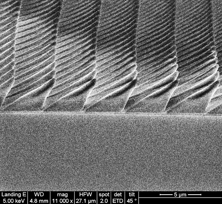 Immagine al microscopio elettronico a scansione delle piramidi asimmetriche che i ricercatori hanno nanostrato in 3D