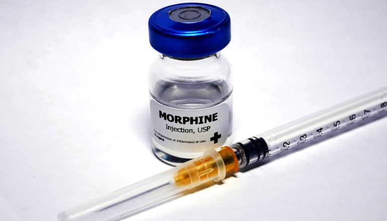 ZH853 - morphine and needle (opioids concept)