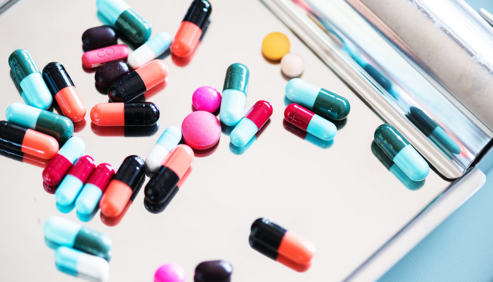 mixed pills on tray - heteroresistance