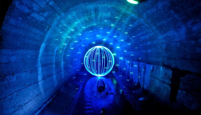 light ball in tunnel (laser cooling concept)
