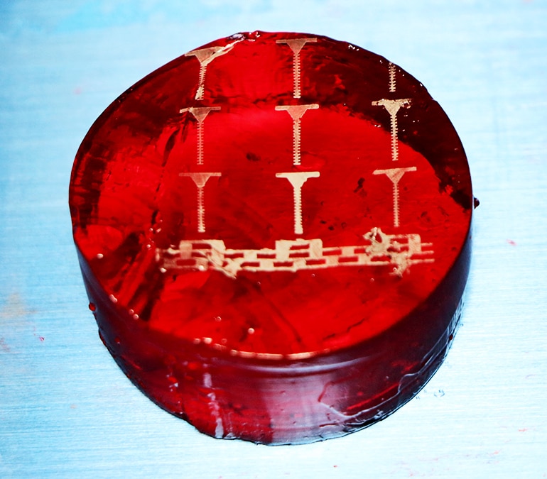 Printed electronic traces on gelatin