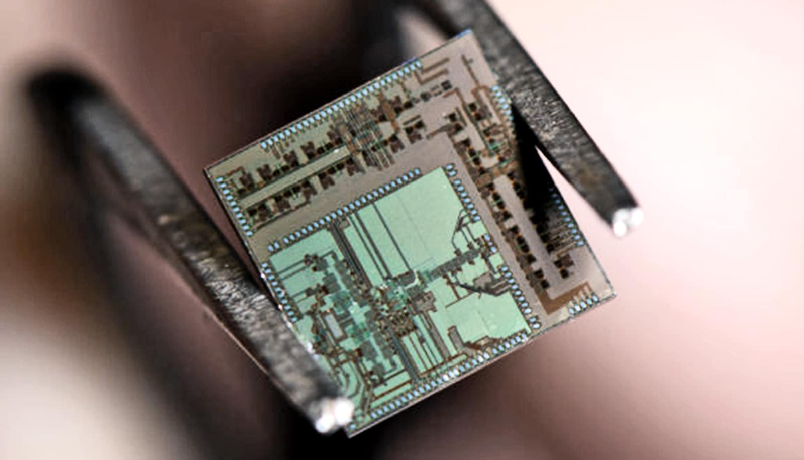 New wireless transceiver chip goes 'beyond 5G' Futurity