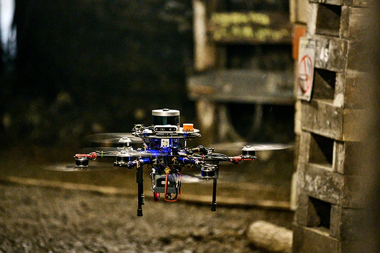 The flying drone robot navigates the Tour-Ed mine