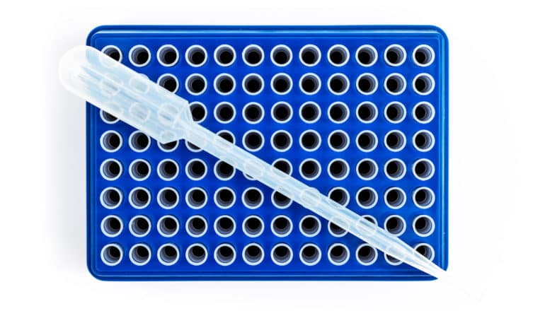 blue wellplate with pipette