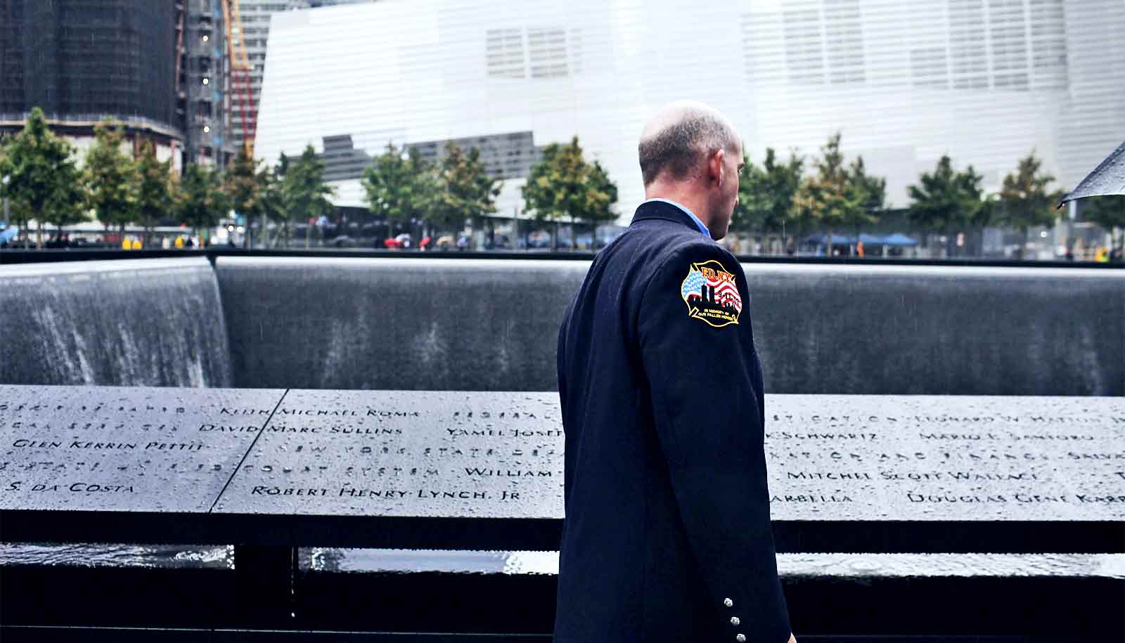 22.11 9. Мемориал пожарным 11 сентября в США. Мемориал 11 сентября новый. Мемориал 11 сентября новый каска. Мемориал в Италии 11 сентября.