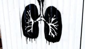 Lungs painted in black on a white wall
