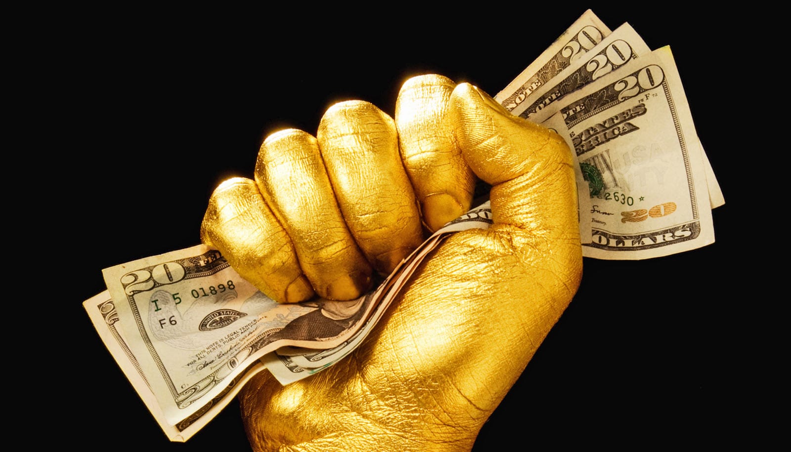 Золото станет деньгами. Деньги золото в руках. Золотой кулак. Золото в руке богатство. Деньги в кулаке.