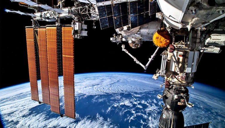 Het ISS zweeft boven de aarde in de ruimte