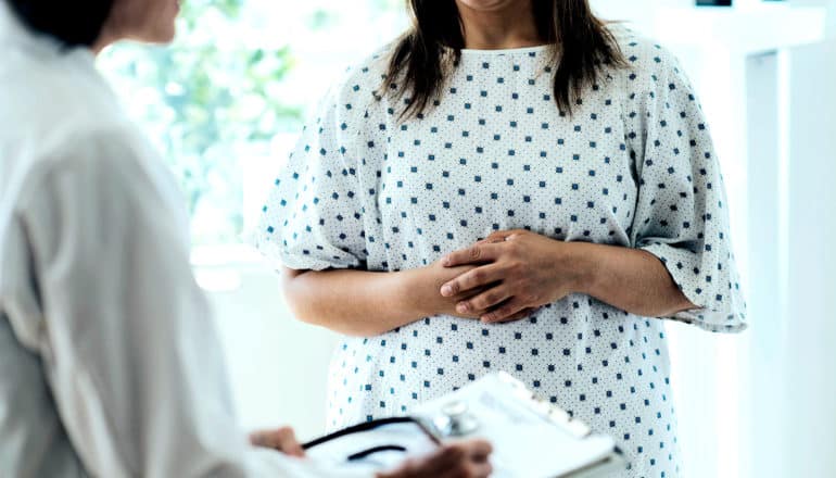 Een vrouw die met haar dokter praat