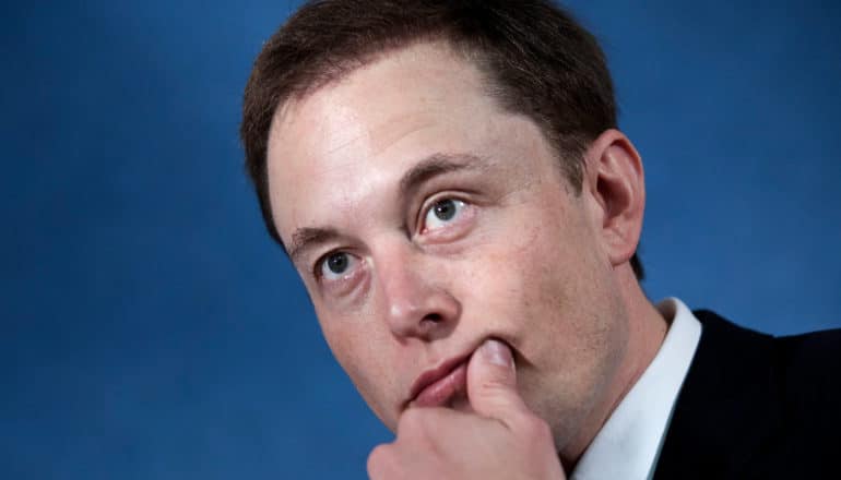 Elon Musk houdt duim tegen mond
