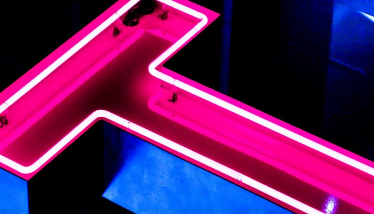 De letter T in roze neonlicht