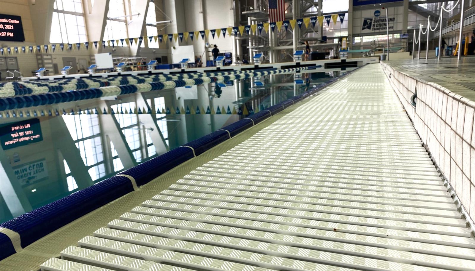 The gutters next to the pool allow water to overflow from the pool