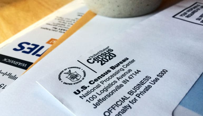 Een envelop met het US Census-logo en adres erop