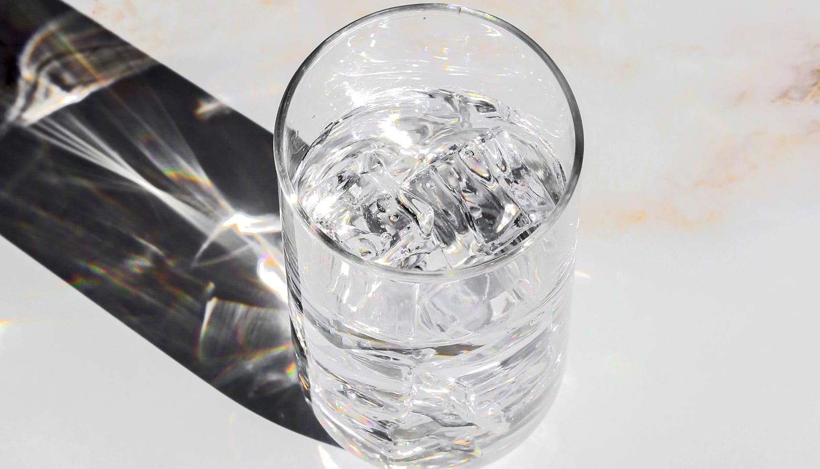 1 2 стакана теплой воды. Стакан теплой воды 36 градусов. Пить из стакана стекло.