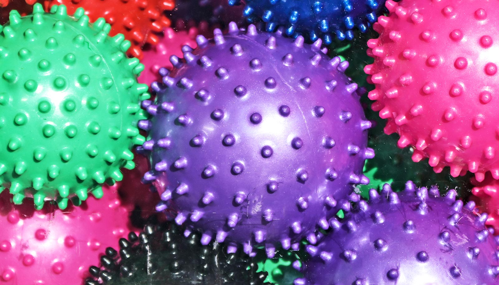 Farverige plastikkugler dækket af små pigge.