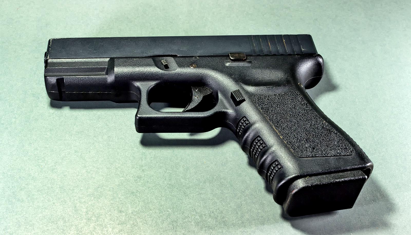 sort pistol på grøn overflade