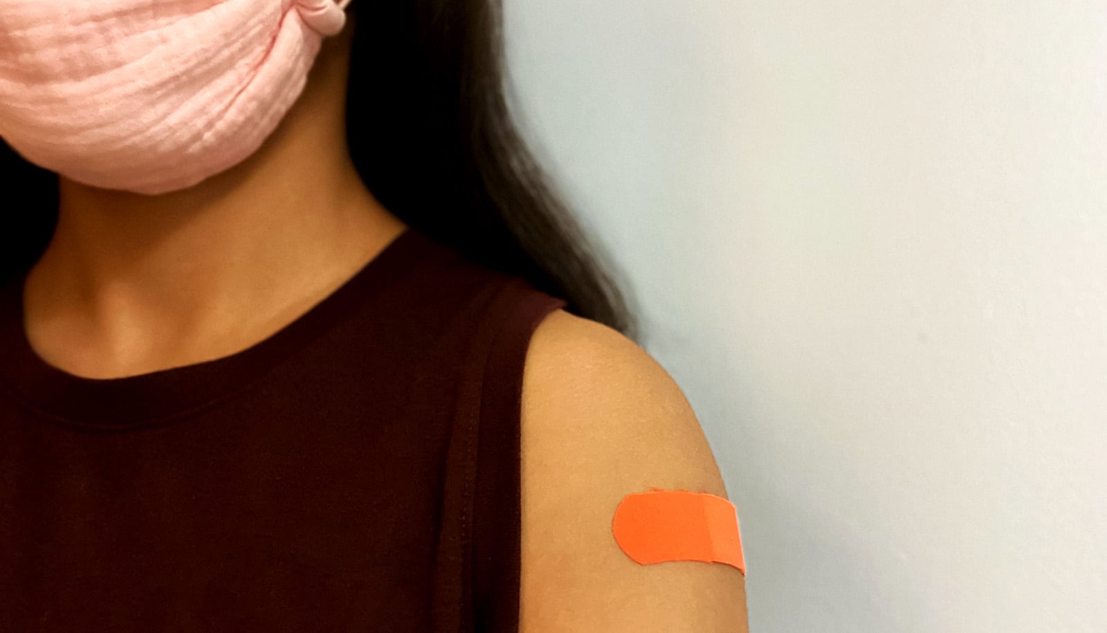 bind på maskeret persons arm