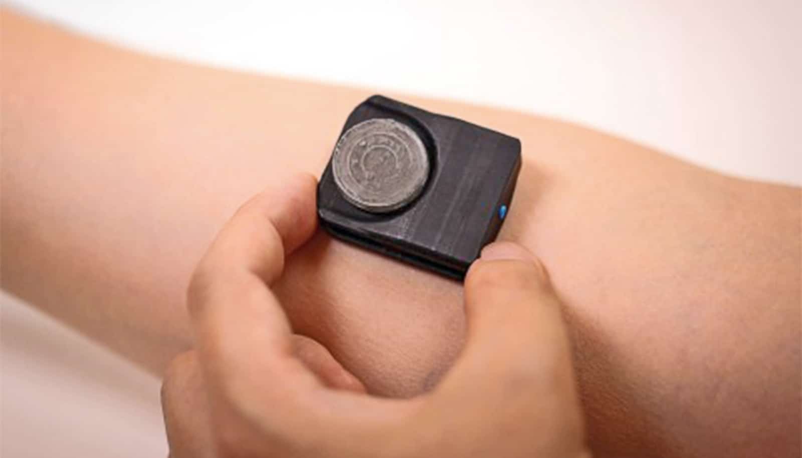 Wearable device monitors skin health via vapors