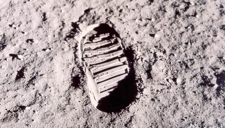 Lunar dust could help build stuff on the moon